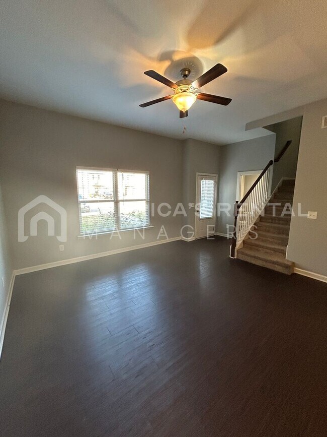 Building Photo - DEPOSIT PENDING! Town home available for r...
