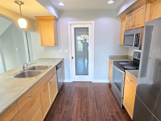 Building Photo - Comfortable Townhome in Eden Park!