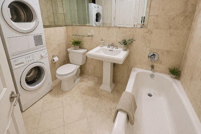 Foto del edificio - 47 1/2  E 1st Street (2nd & 1st Ave), #3R