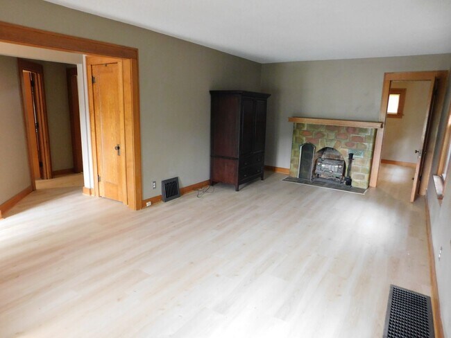 Foto del edificio - 2-bedroom, 1-bathroom Apartment w/ Basemen...