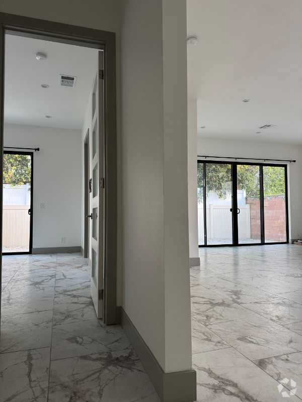 Building Photo - 15120 La Maida St