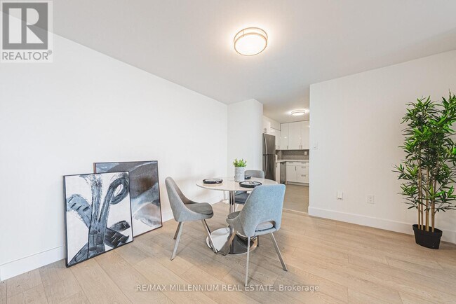 Photo du bâtiment - 2220 Marine Dr