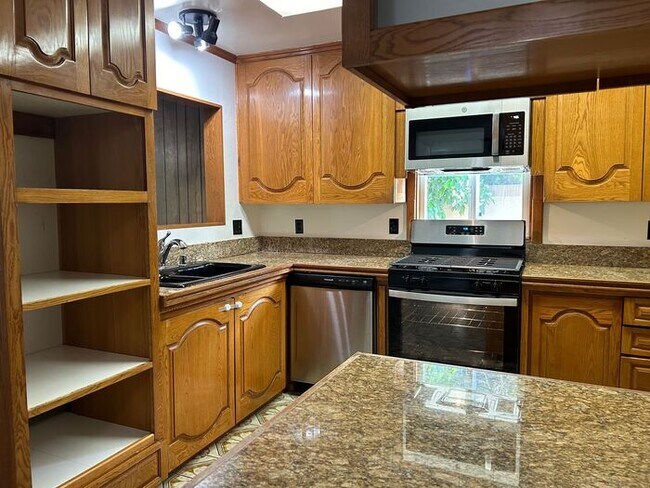 Building Photo - HUGE 4BDRM HOUSE FOR LEASE! MUST SEE!