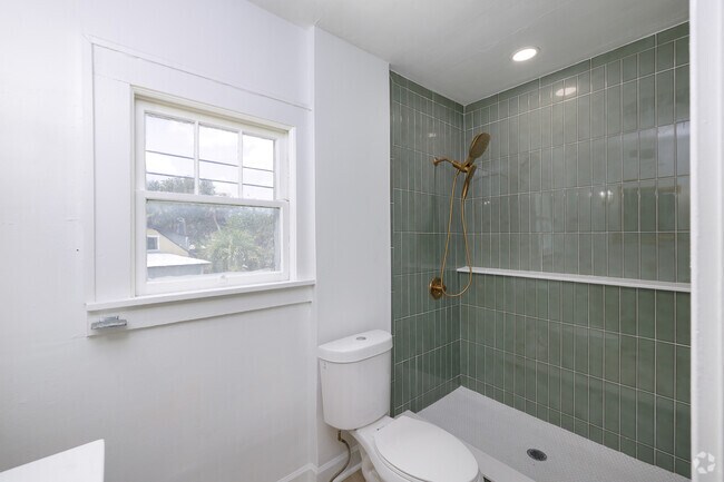 Building Photo - 618 7th Ave N