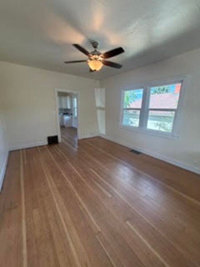 Foto del edificio - 1009 E 8th St