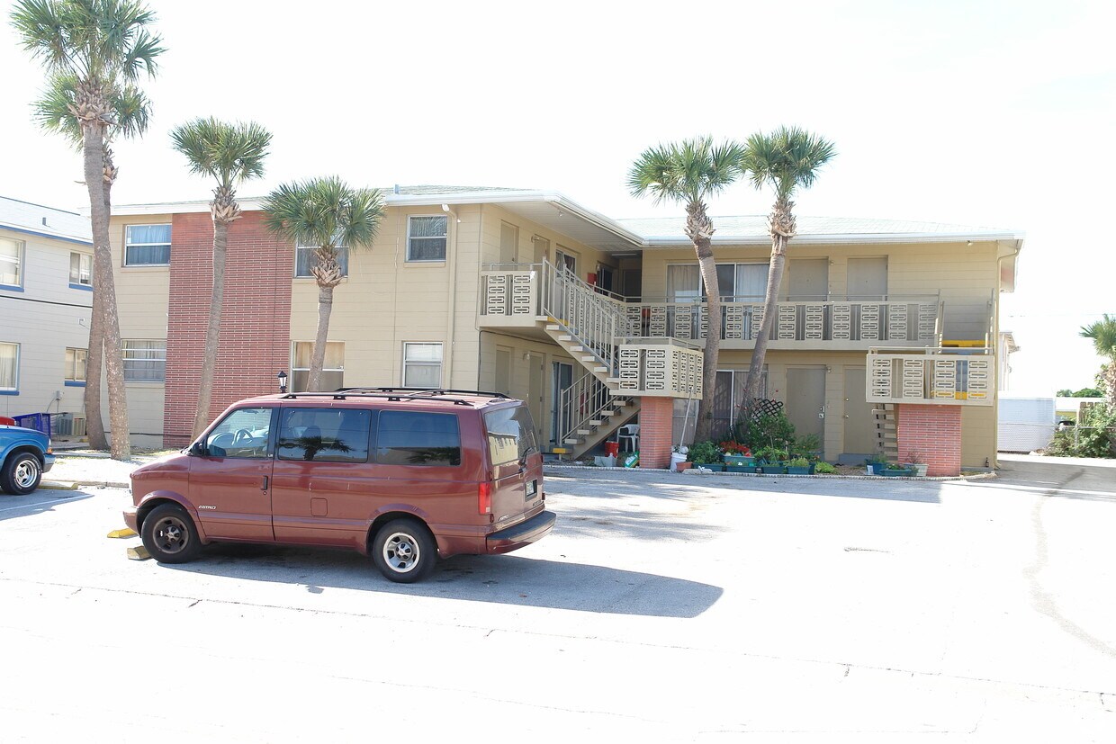 Primary Photo - 2593 N Oleander Ave
