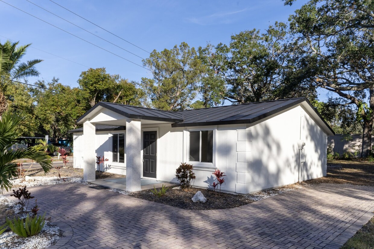 Foto principal - Renovated beautiful 3BR/2ba home in Dunedin