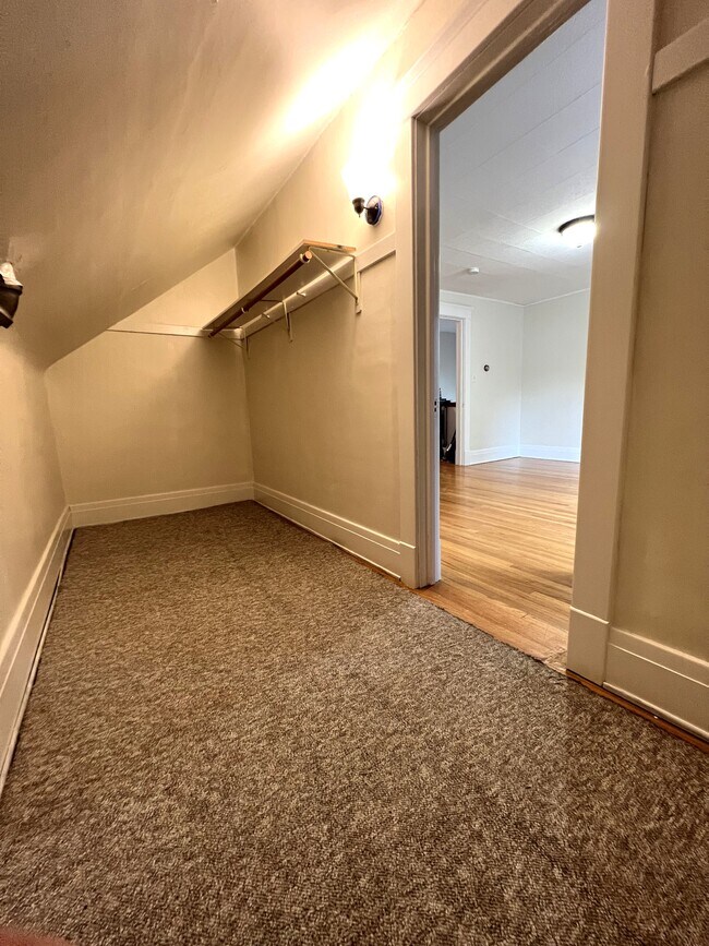 Vestidor de sala de estar 1 - 61 Hirschfield Dr