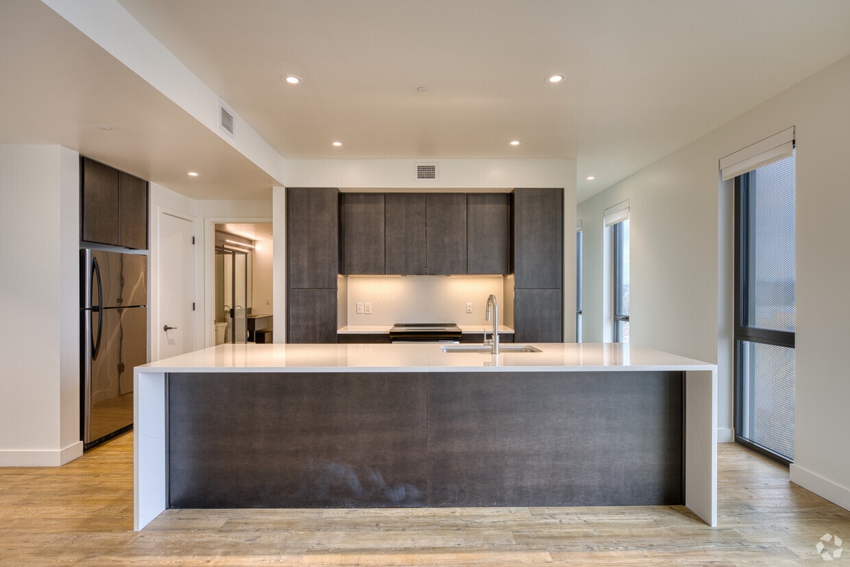 3BR, 2BA - Kitchen - Six hundred West Main