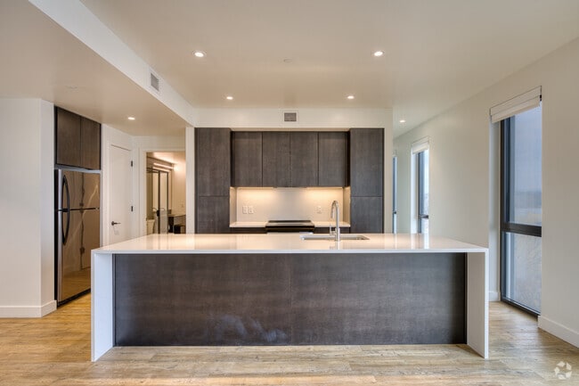Interior Photo - Six hundred West Main