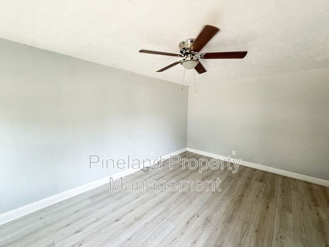 Building Photo - 2108 Rogers Dr