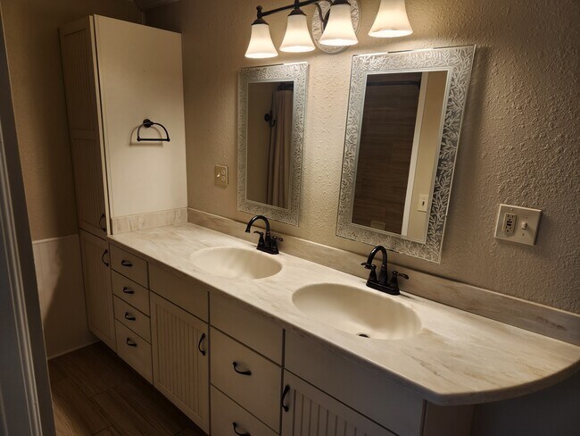 Building Photo - 8129 S Turkey Creek Rd