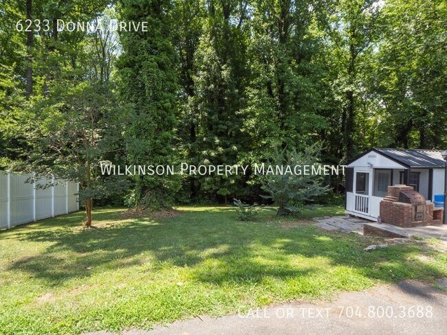 Building Photo - Updated 3br/2bth Brick Ranch 1/2 Acre Fenc...