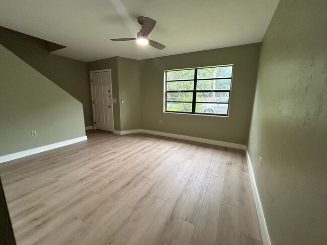 Building Photo - Adorable Updated 2/1.5 Furnished or Unfurn...