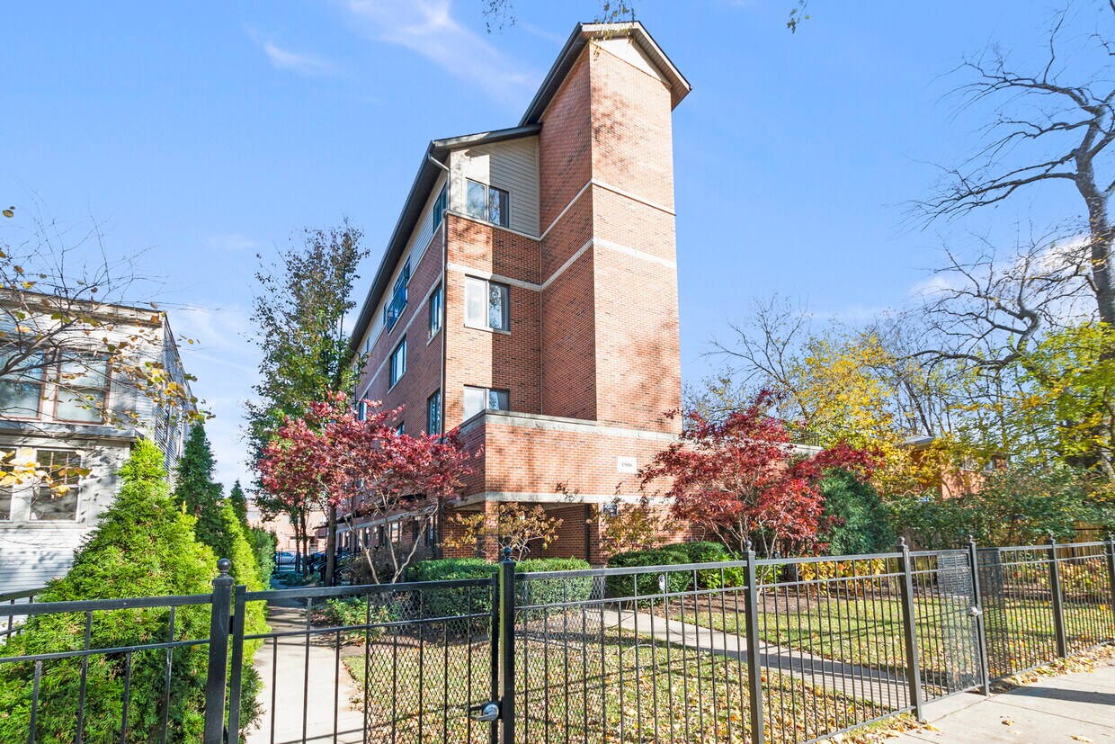 Primary Photo - 1806 W Estes Ave