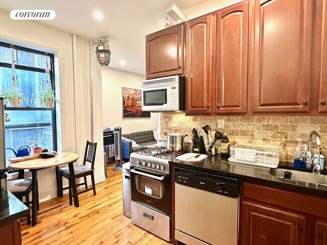Foto del edificio - 235 E 4th St