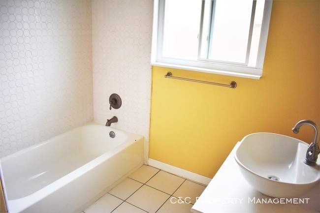 Building Photo - Charming One Bedroom in Duplex in San Jose
