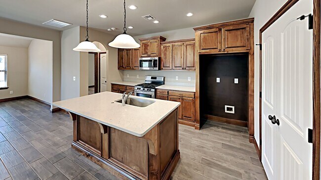 Foto del edificio - Spacious 4 Bedroom 2 Bathroom Home in Pied...