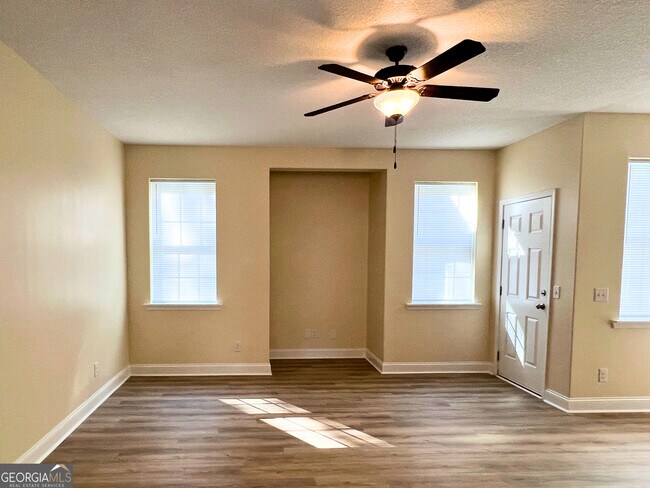 Foto del edificio - 818 Davis Ave