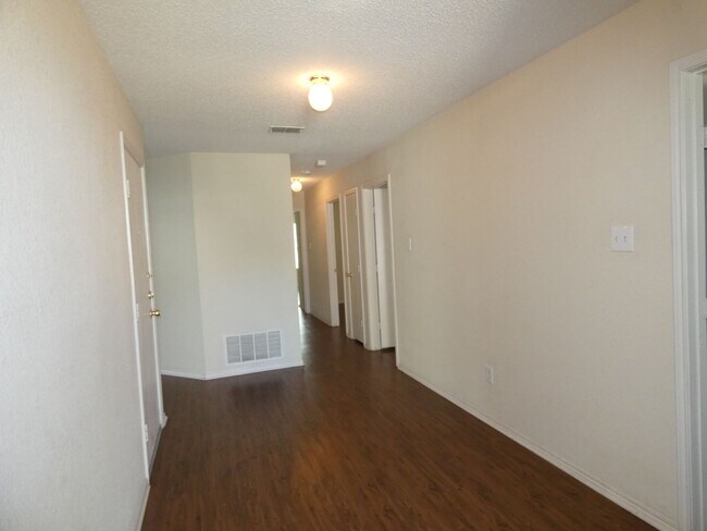 Foto del edificio - 6920 Meadow Way Ln