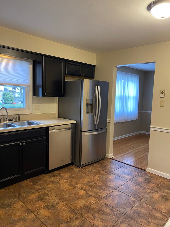 Kitchen - 320 Belaire Dr