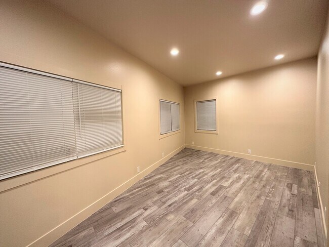 Building Photo - Quarter Deck Apartment