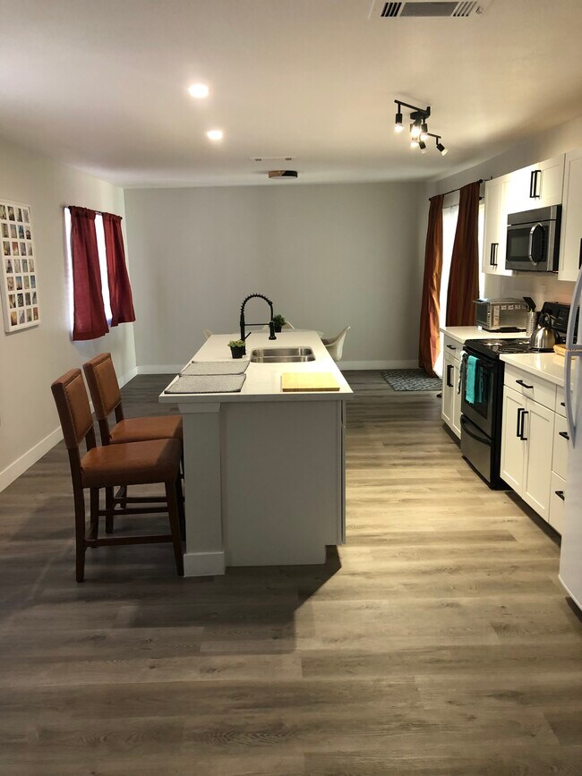 Shared kitchen - 2904 Richfield Blvd