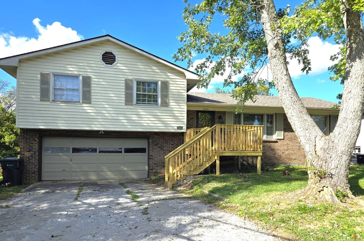 House in Gainesway With Huge Yard 250731 - House in Gainesway With Huge Yard      250731