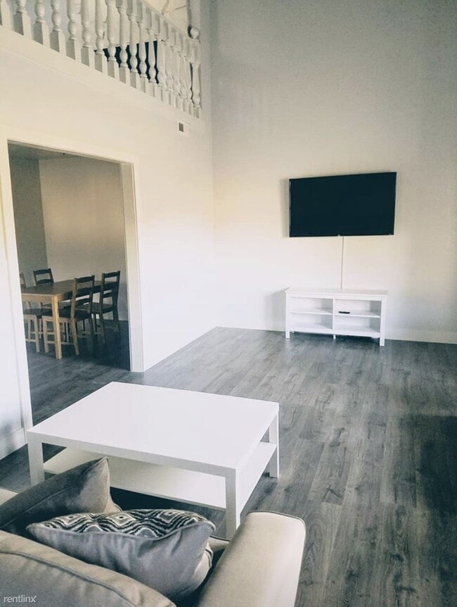 Building Photo - Room for Rent, 1 bath Duplex - 613 North 1...