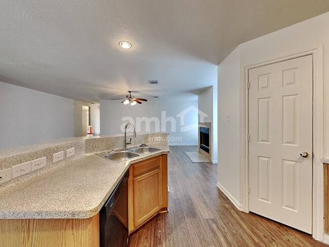 Building Photo - 2207 Shady Pine Dr