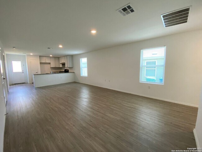 Foto del edificio - FALL INTO A NEW HOME WITH OUR MOVE-IN SPEC...
