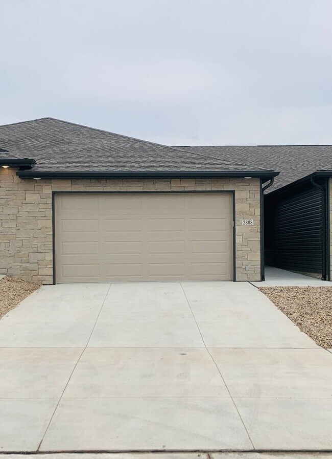 Foto del edificio - Beautiful ranch townhome with 2 stall gara...