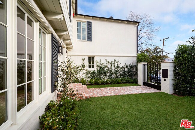 Foto del edificio - 9563 Charleville Blvd