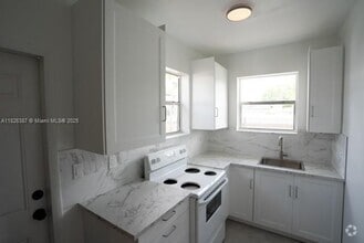 Building Photo - 2717 NW 22nd Ct
