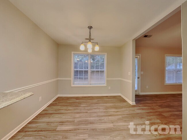 Foto del edificio - 5121 Benjamin Ct