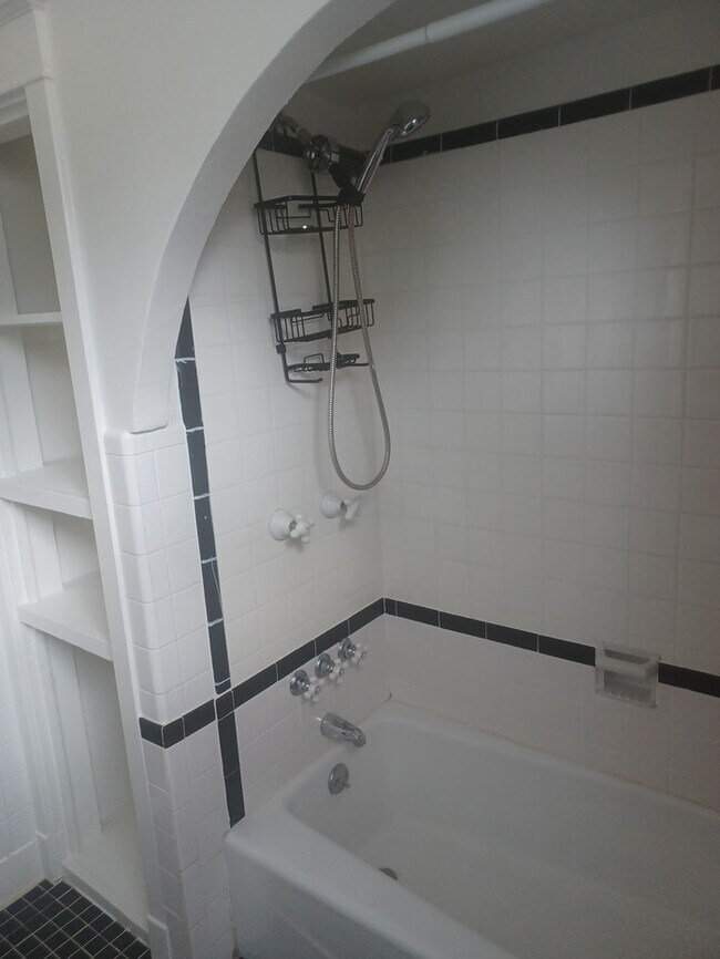 Foto del edificio - Beautiful 4 Bed Room -2 Full Bath Spacious...