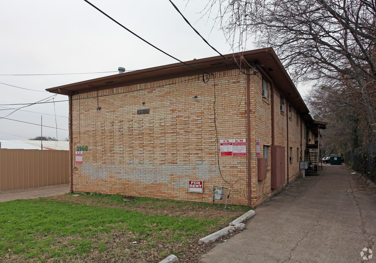 Building Photo - 3960 W Davis St