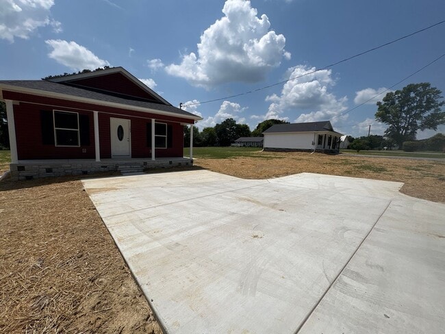 Building Photo - BRAND NEW Home with large yard in Tullahoma...