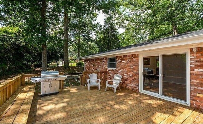 Building Photo - 2563 Dering Ct NE