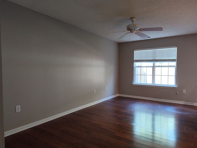 Foto del edificio - Pristine, move in ready Townhome located i...