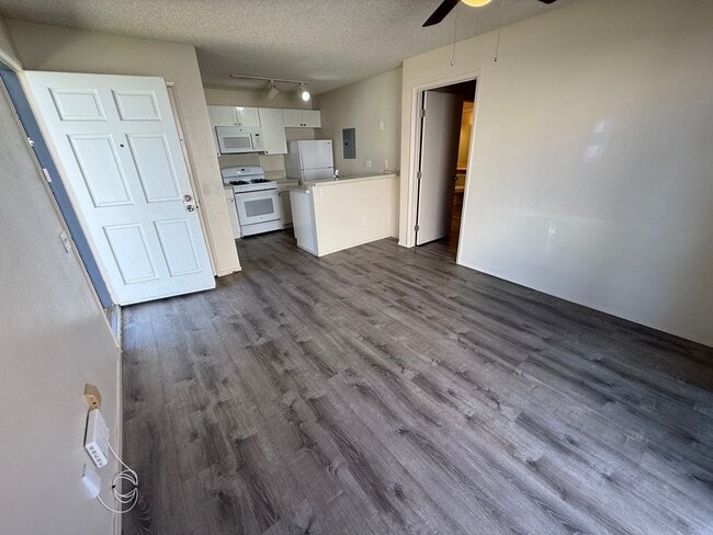 Building Photo - Move ln Ready- Beautiful 1 bed/1 bath at Sun Rise