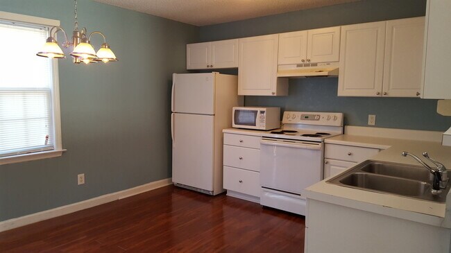 Building Photo - 2bdrm 2.5 ba Townhome. W/D included
