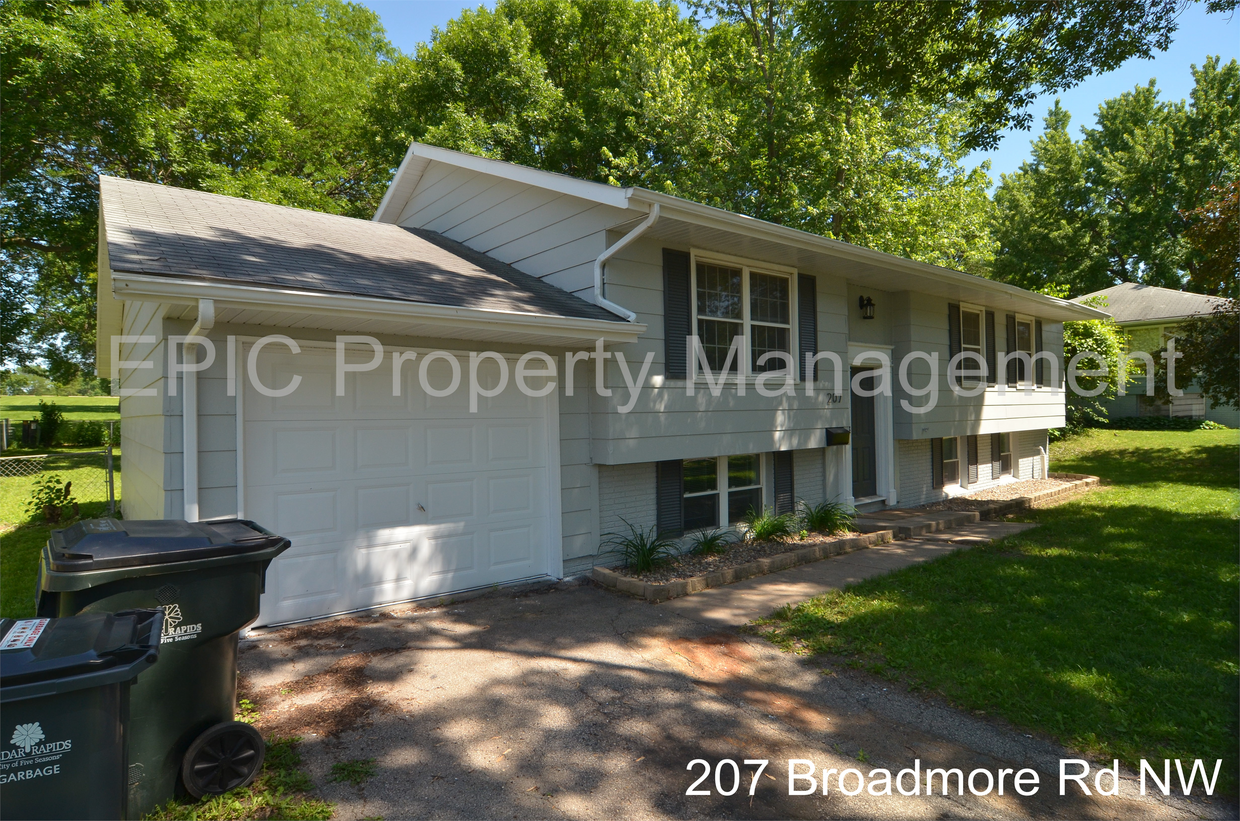 Foto principal - 207 Broadmore Rd NW