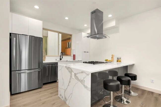 Building Photo - Ballard Townhome