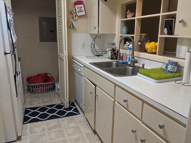 Building Photo - 6718 Silvermine Dr