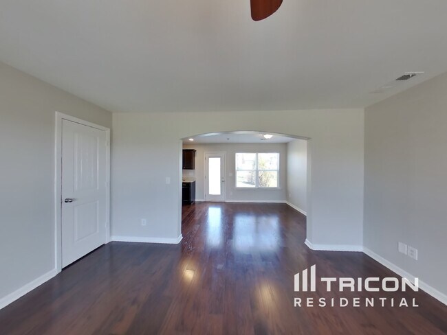 Foto del edificio - 323 Stratford Park Blvd