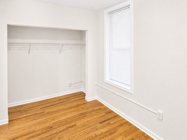 Foto del edificio - 2239 N Western Ave