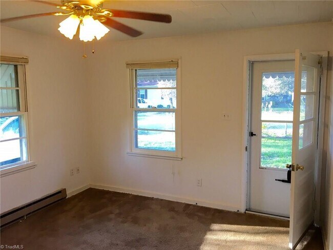 Building Photo - 3 Beds/1 Bath - COMING SOON!