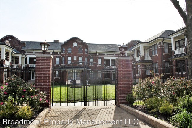 Building Photo - 290 S Cleveland St