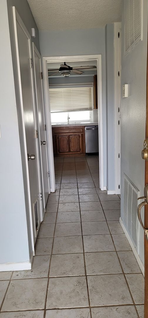 Building Photo - Available NOW!! 4 Bedroom!